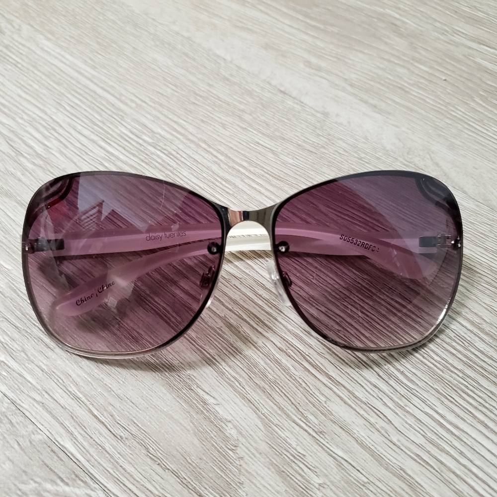 NWOT Daisy Fuentes white & silver tone sunglasses beach pool vacation travel